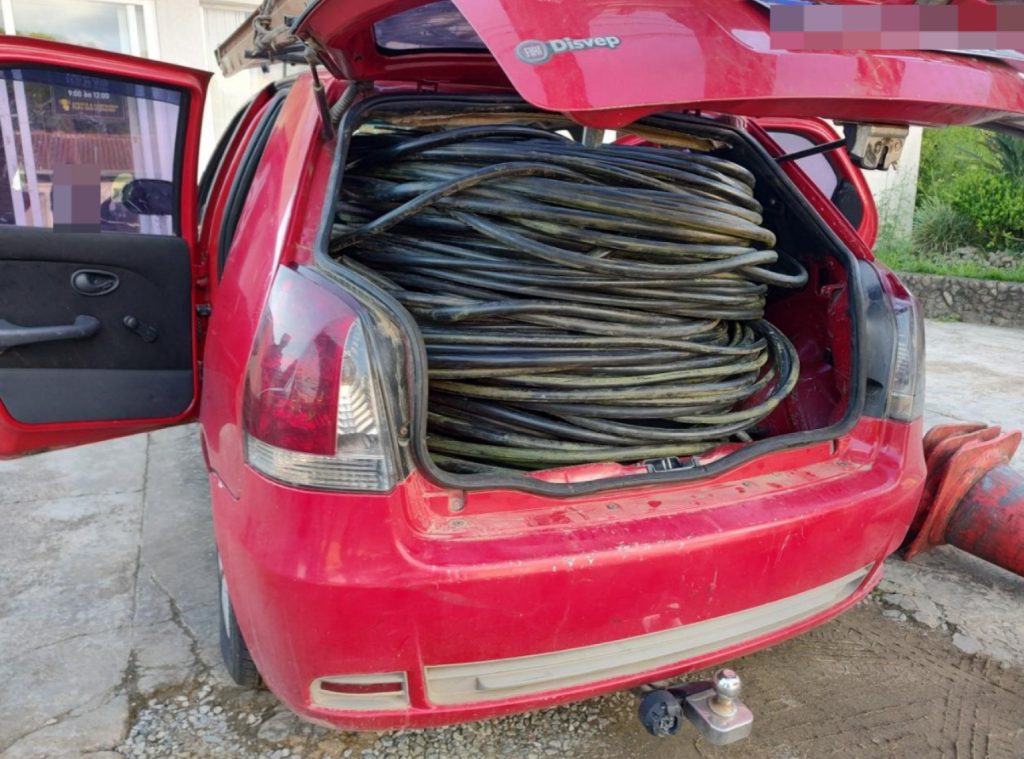 Dupla é presa em Mafra por furto de cabos de rede em tubulação