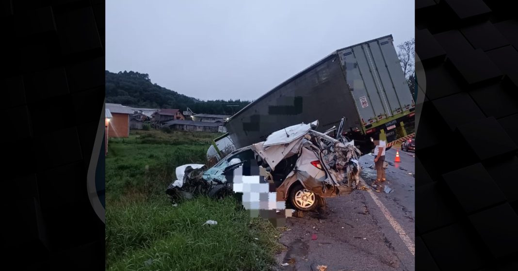 Homem morre em grave acidente entre carro e caminhão na BR 280