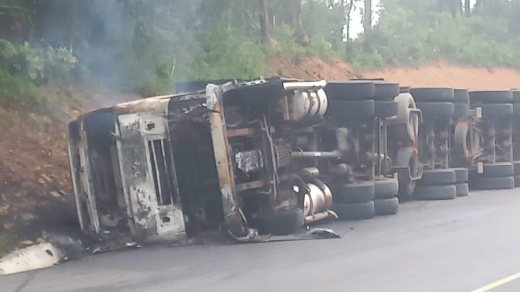Caminhão tomba e pega fogo na BR 280, em Mafra
