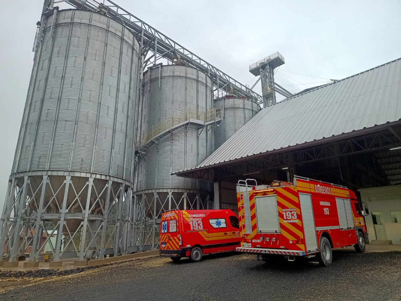 Trabalhadores morrem soterrados ao caírem em silo de grãos, em Monte Castelo