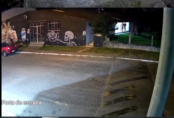 Vídeo: Câmera registra homem roubando uma "lajota" de frente uma barbearia, em  Rio Negro