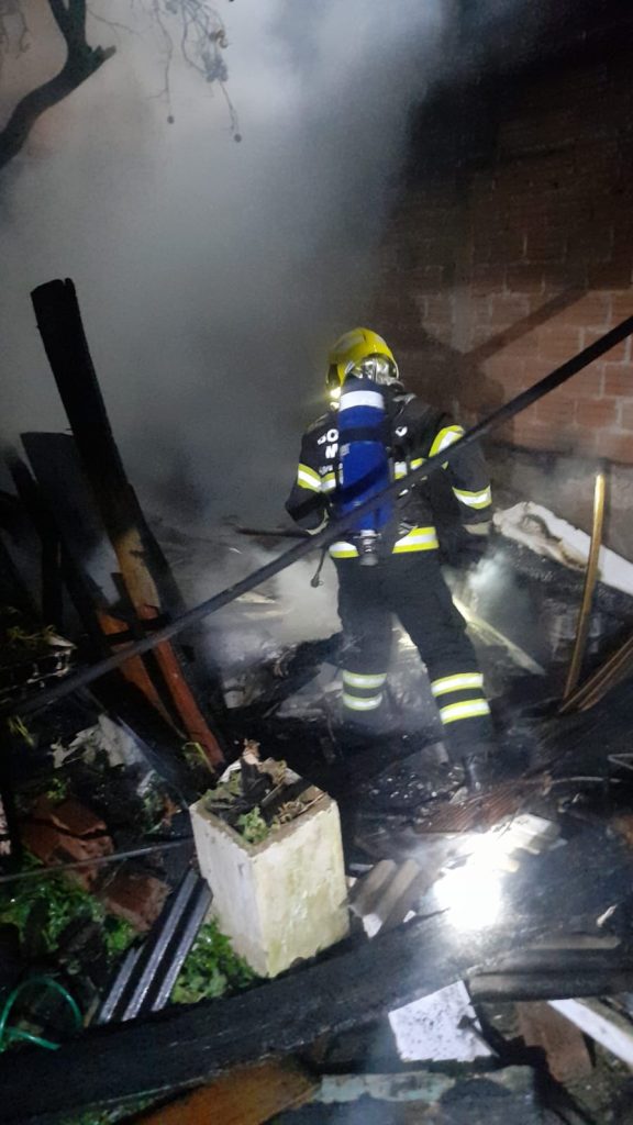 Incêndio destrói imóvel com depósito de madeiras em Mafra