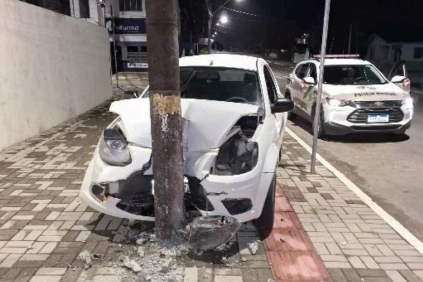 Condutor que colidiu contra poste em Mafra morre após dar entrada no hospital