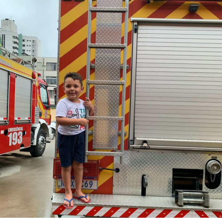 DE UM SUSTO NA ESCOLA A UMA LIÇÃO DE SEGURANÇA: O REENCONTRO DO PEQUENO EMANUEL COM O CBMSC
