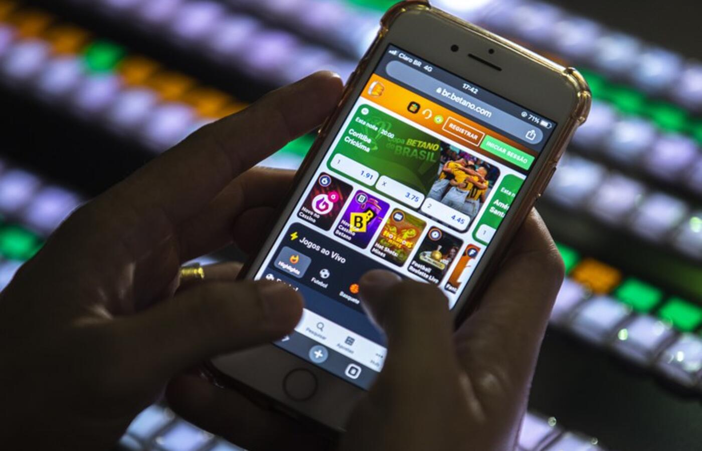 Apostas em bets adiam ingresso de 1 em cada 3 jovens no ensino superior privado