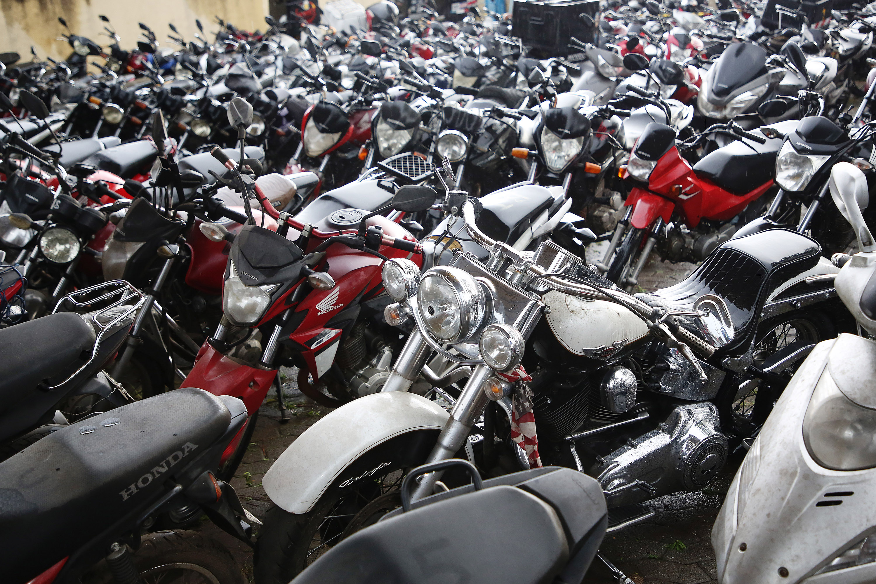 Harley a partir de R$ 13 mil: Detran-PR vai leiloar 148 veículos e materiais ferrosos