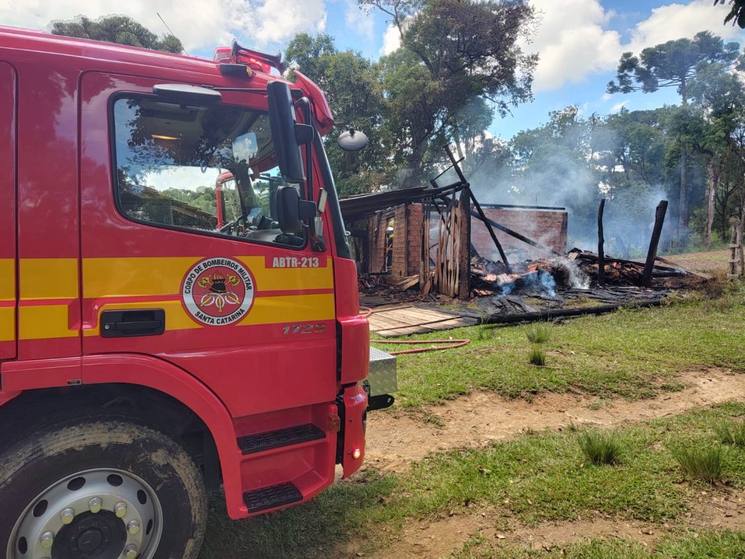 Mais uma estufa de fumo atingida pelo fogo em Mafra