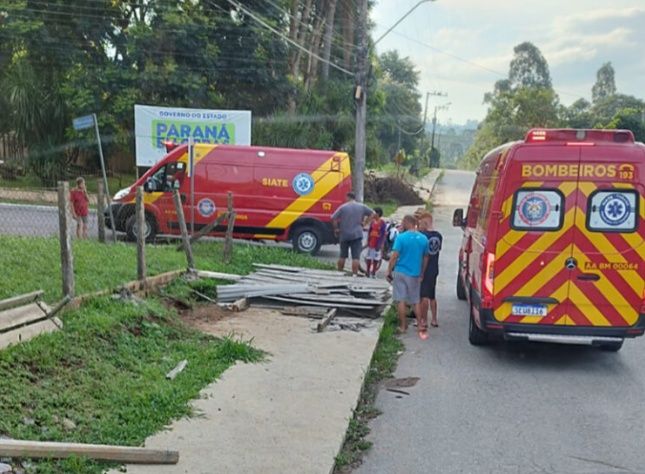 Ponto de ônibus desaba sobre uma mulher em Rio Negro